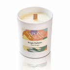 Une bougie parfumée naturelle « Bois Rouge » de la marque Sapone & Sens, présentée dans un pot en céramique blanche avec une mèche en bois, sur un fond blanc.