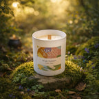 Bougie parfumée artisanale Cèdre Bleu mèche en bois crépitante posée sur un socle de pierre et mousse en forêt.