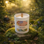 Bougie parfumée artisanale Jardin Secret avec mèche en bois sur un socle de mousse en pleine nature.