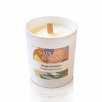 Une bougie parfumée naturelle « Pamplemousse Vétiver » de la marque Sapone & Sens, présentée dans un pot en céramique blanche avec une mèche en bois, sur un fond blanc.