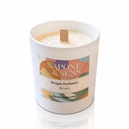 Une bougie parfumée naturelle « Riviera » de la marque Sapone & Sens, présentée dans un pot en céramique blanche avec une mèche en bois, sur un fond blanc.