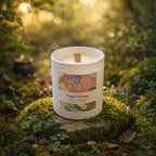Bougie parfumée artisanale Sous le Figuier avec mèche en bois sur un socle de pierre et mousse en forêt.