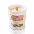 Une bougie parfumée naturelle « Teck » de la marque Sapone & Sens, présentée dans un pot en céramique blanche avec une mèche en bois, sur un fond blanc.