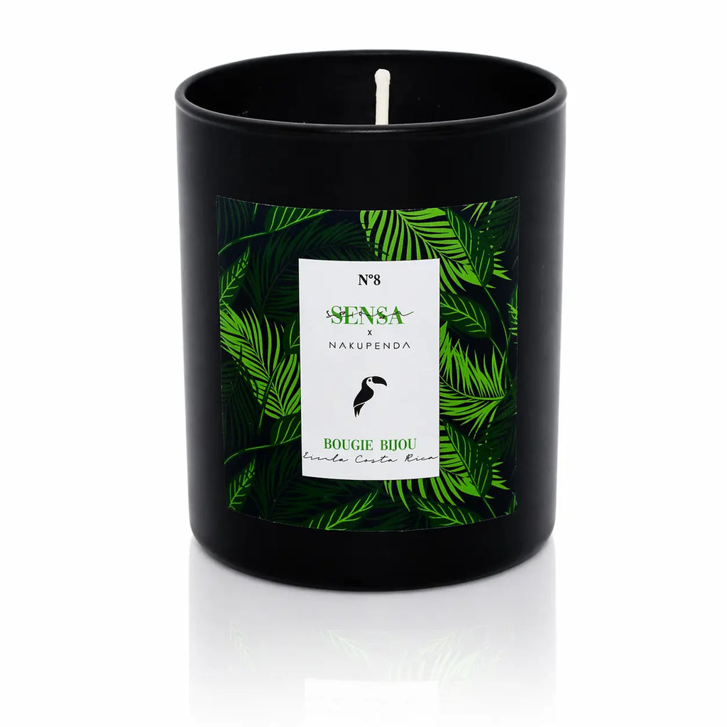Bougie bijou Sensa x Nakupenda n°8 Escale Costa Rica dans son pot noir mat au design tropical.
