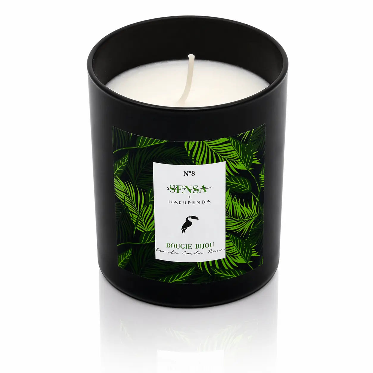 Bougie bijou Sensa x Nakupenda n°8 Costa Rica dans un pot noir mat avec étiquette feuilles tropicales.