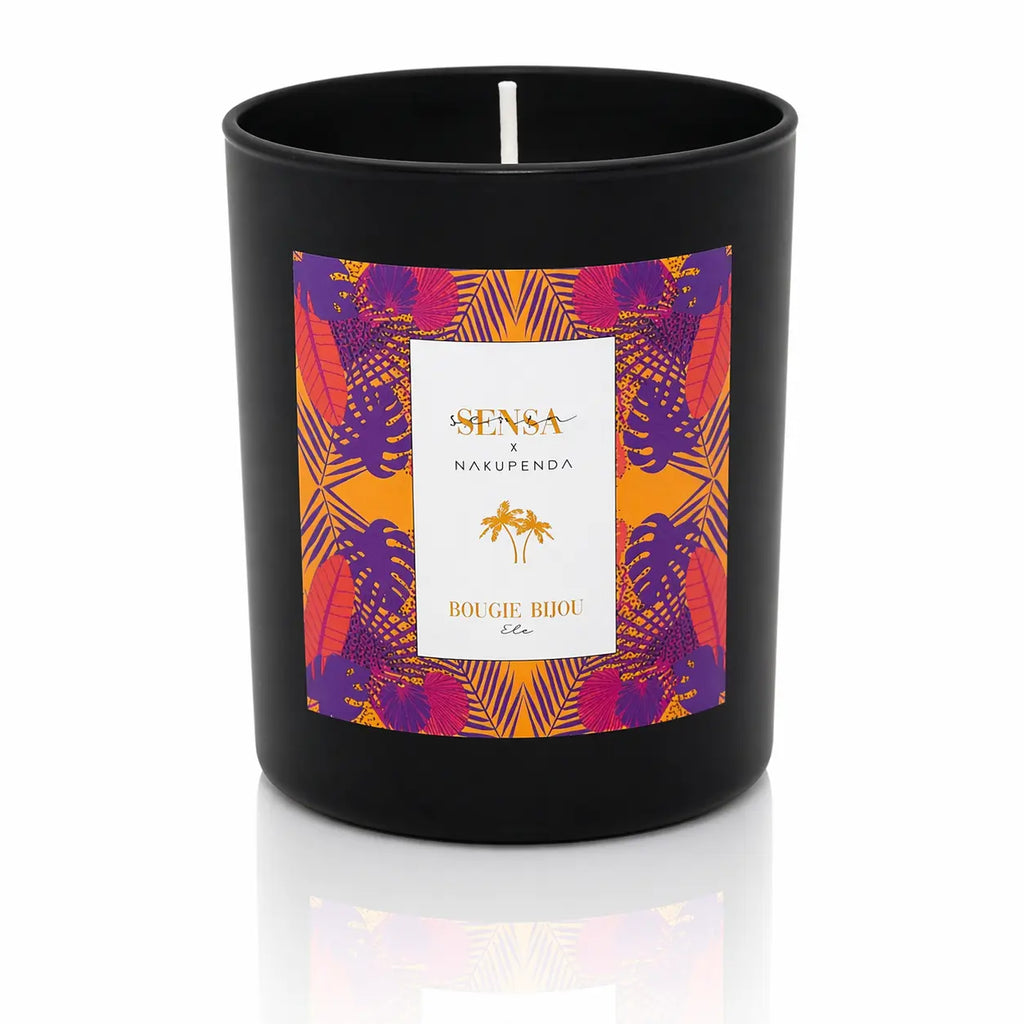 Bougie bijou Sensa x Nakupenda "Été" présentée de face dans son pot noir mat au reflet brillant.