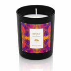 Bougie bijou Sensa x Nakupenda "Été" dans un pot noir mat avec étiquette tropicale orange et violette.