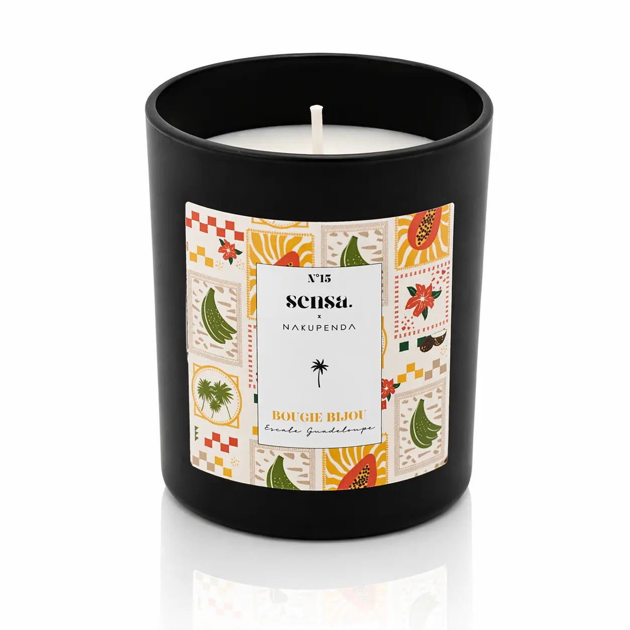 Bougie bijou Sensa x Nakupenda n°15 Escale Guadeloupe dans un pot noir mat avec étiquette motifs fruits exotiques.
