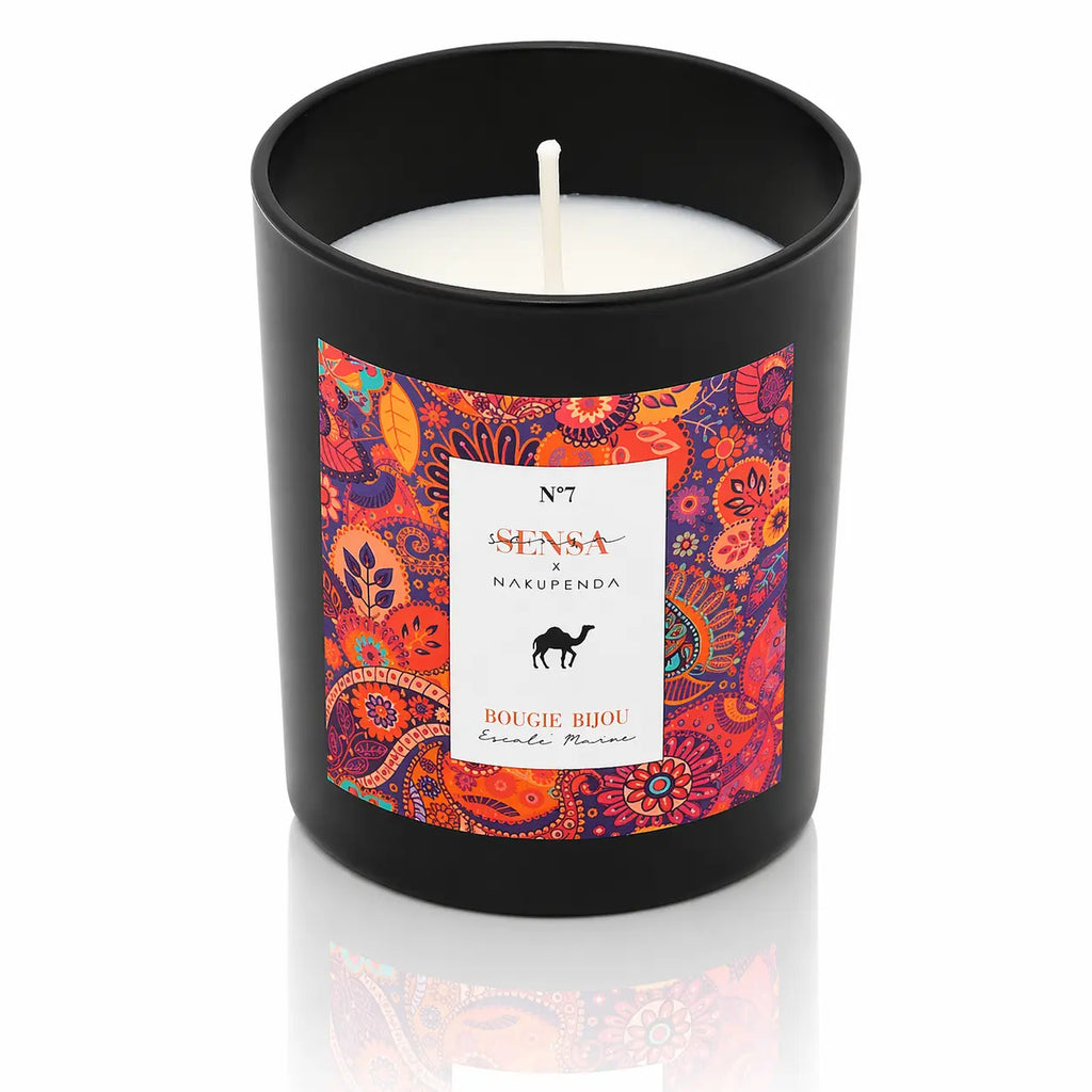 Bougie bijou Sensa x Nakupenda n°7 Escale Maroc dans un pot noir mat avec étiquette motifs orientaux colorés.