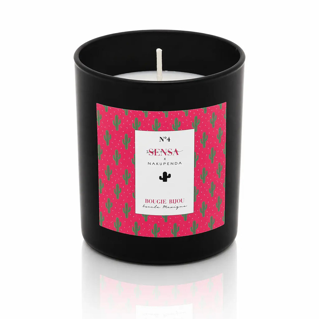 Bougie bijou Sensa x Nakupenda n°4 Escale Mexique dans un pot noir mat avec étiquette rose aux motifs cactus.