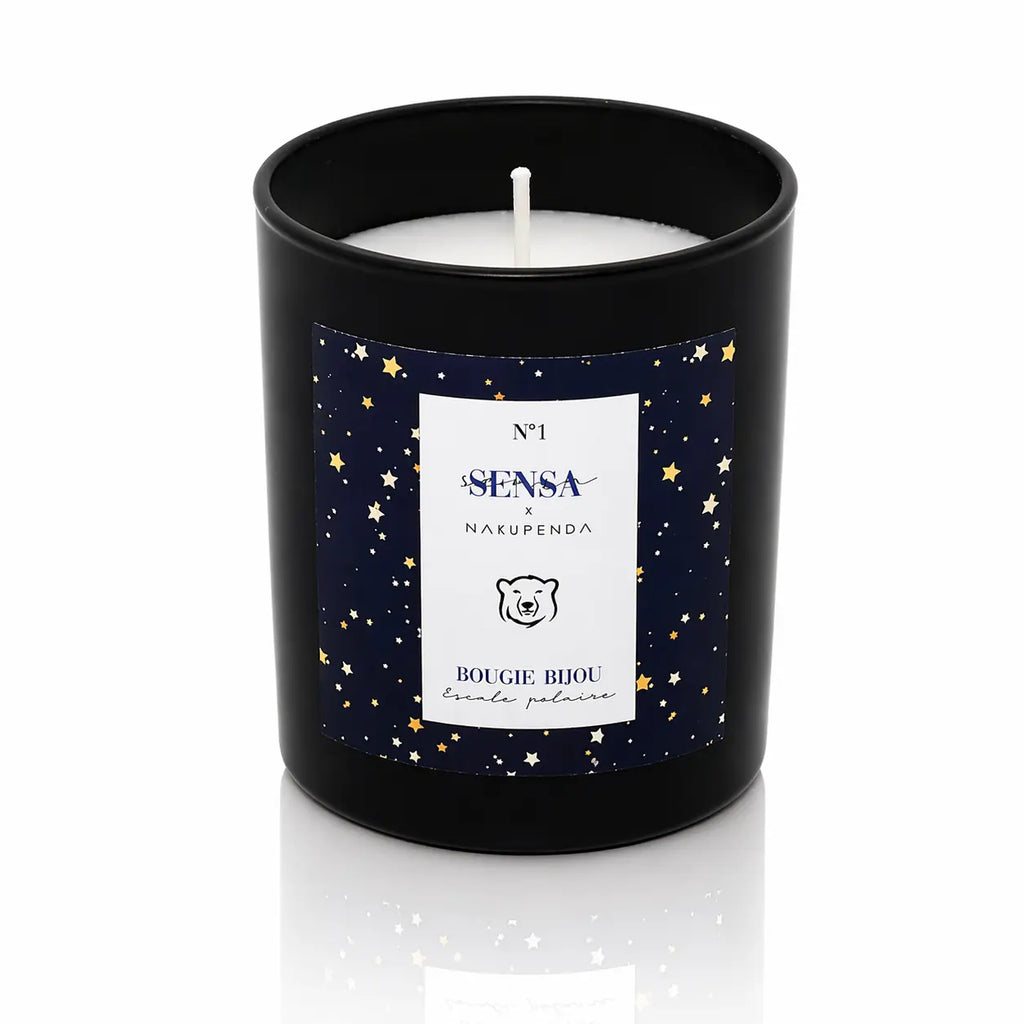 Bougie bijou Sensa x Nakupenda n°1 Escale Polaire dans un pot noir mat avec étiquette ciel étoilé.
