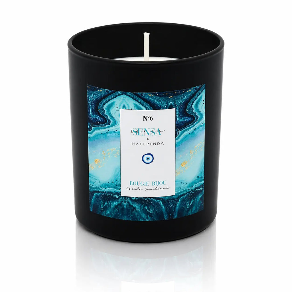 Bougie bijou Sensa x Nakupenda n°6 Escale Santorini présentée de face dans son pot noir mat.
