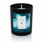 Bougie bijou Sensa x Nakupenda n°6 Escale Santorini présentée de face dans son pot noir mat.