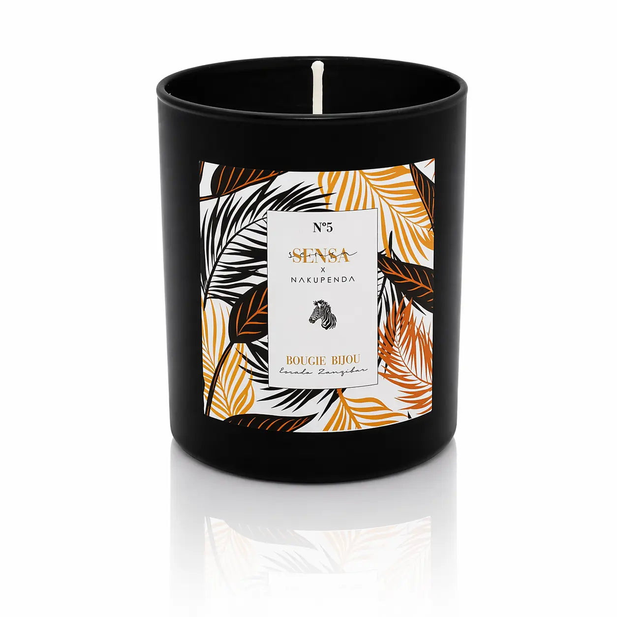 Bougie bijou Sensa x Nakupenda n°5 Escale Zanzibar présentée de face dans son pot noir mat.