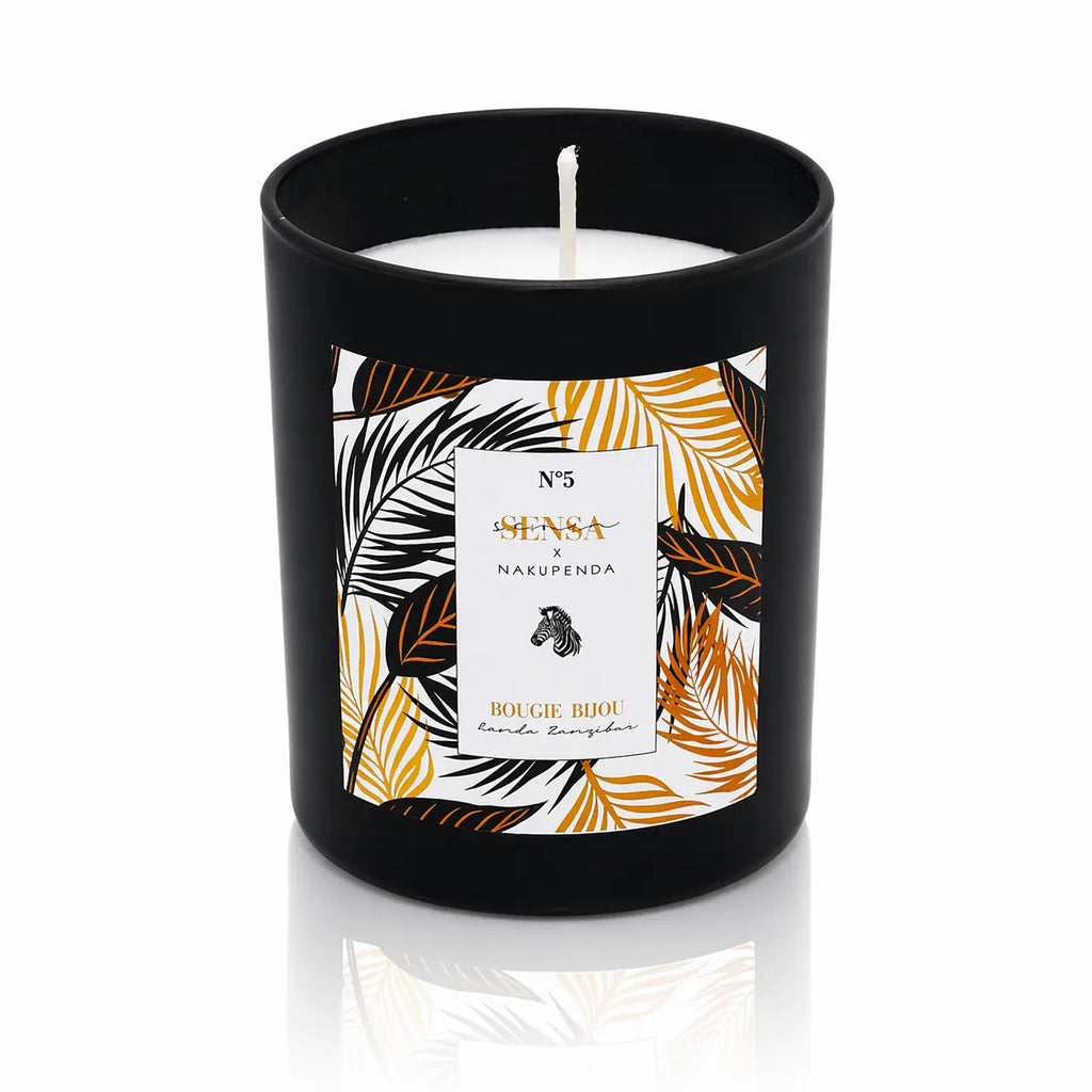Bougie bijou Sensa x Nakupenda n°5 Escale Zanzibar dans un pot noir mat au design savane orange et noir.
