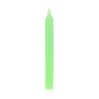 Bougie longue vert Nil teintée dans la masse, photographiée seule sur fond blanc, non allumée.