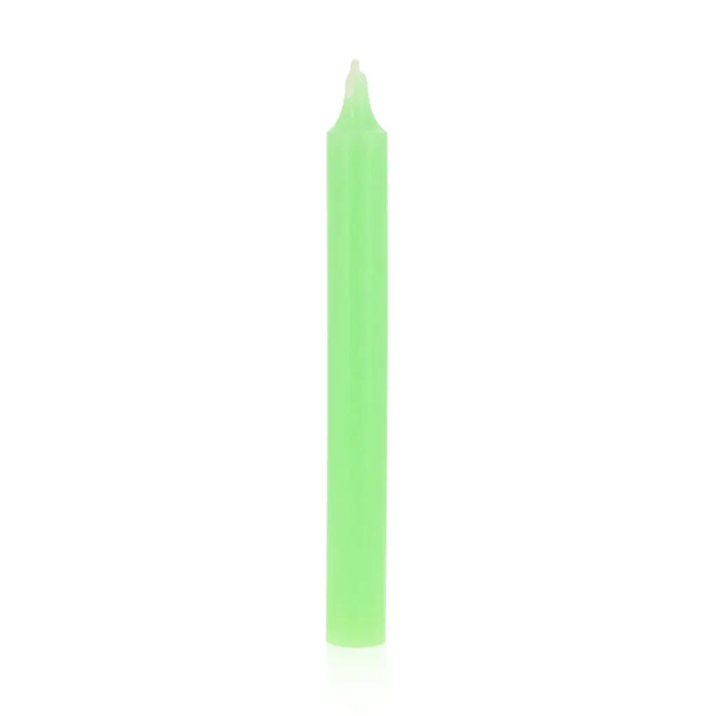 Bougie longue vert Nil teintée dans la masse, photographiée seule sur fond blanc, non allumée.