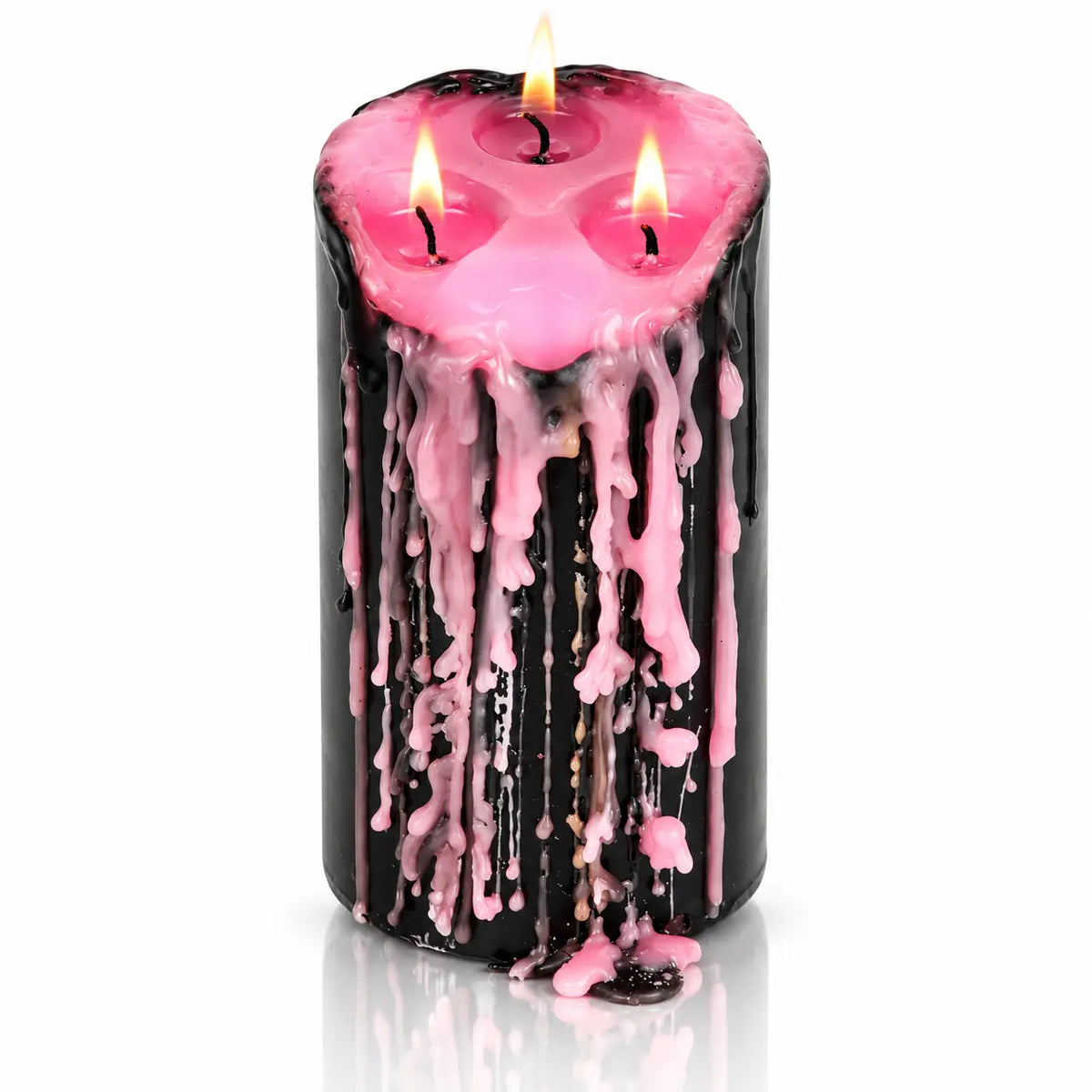 Grande bougie pilier vampire Draculina noire à 3 mèches allumées, laissant couler de la cire rose le long de ses parois, sur fond blanc avec reflet.