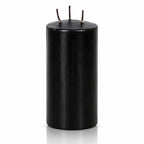 Grande bougie pilier noire à 3 mèches éteinte, surface lisse et brillante, détourée sur fond blanc avec reflet.