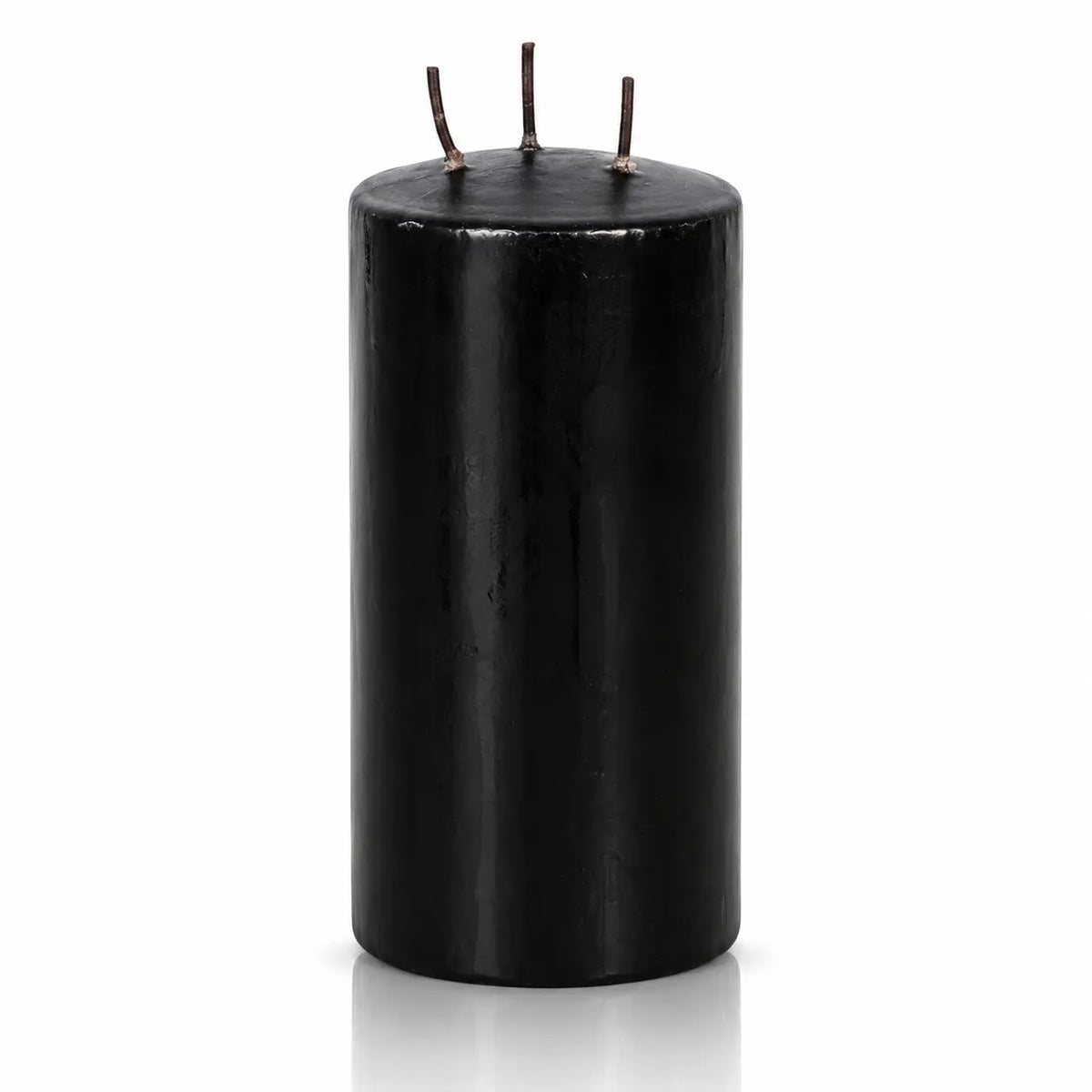 Grande bougie pilier noire à 3 mèches éteinte, surface lisse et brillante, détourée sur fond blanc avec reflet.