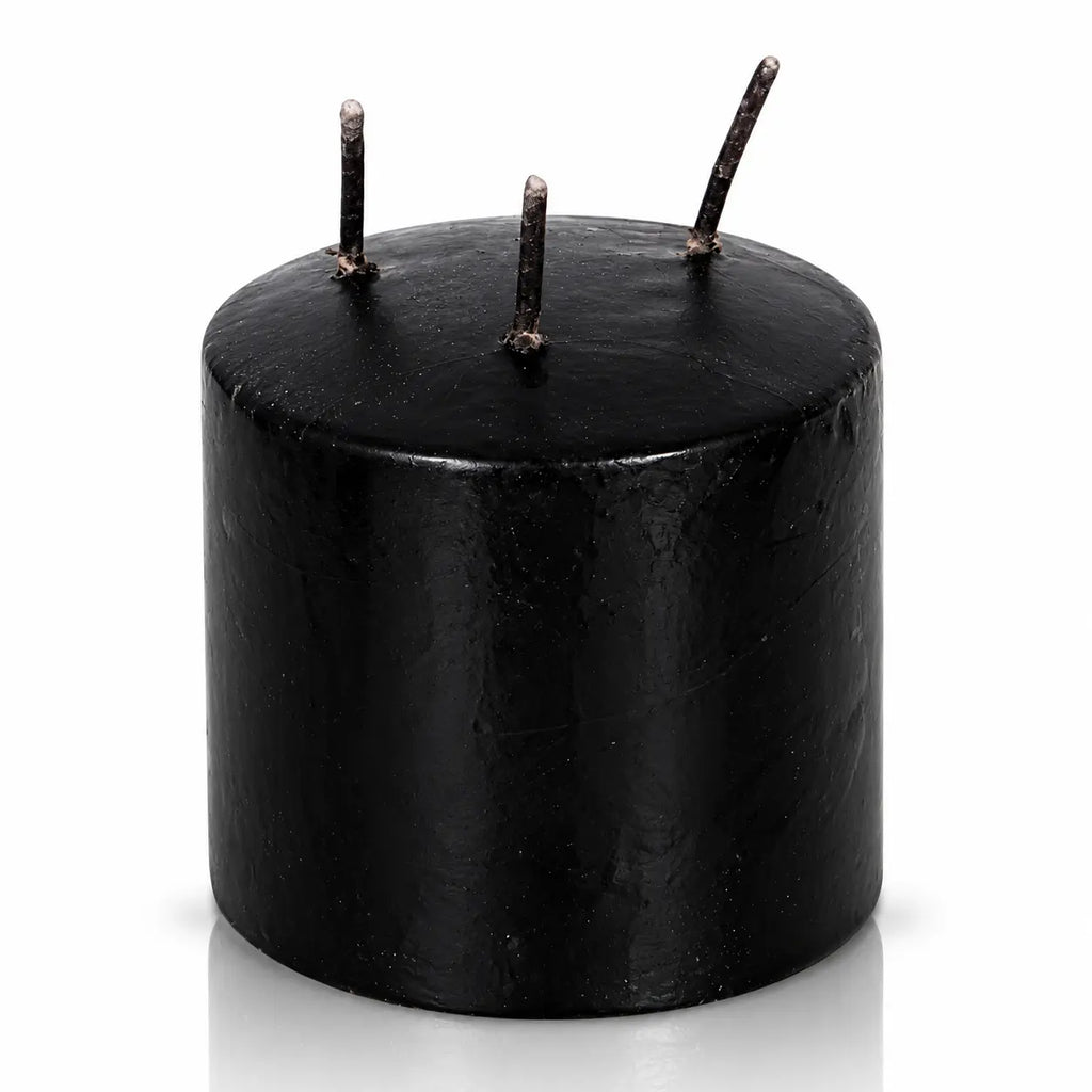Bougie Antique Vampire Draculina 3 Mèches cylindrique noire éteinte avec ses trois mèches visibles sur fond blanc.   