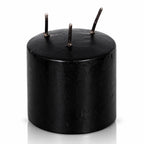 Bougie Antique Vampire Draculina 3 Mèches cylindrique noire éteinte avec ses trois mèches visibles sur fond blanc.   