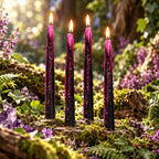 Quatre bougies Bougie Antique Vampire Draculina allumées aux coulures roses, posées sur de la mousse près d'améthystes.