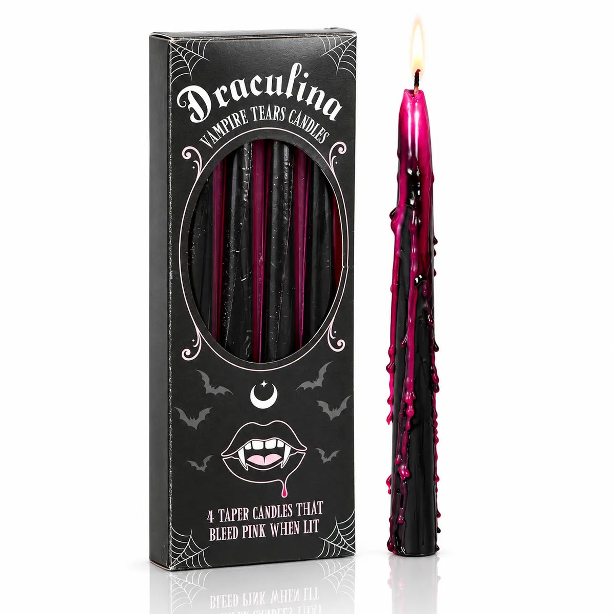 Boîte noire de bougies Bougie Antique Vampire Draculina à côté d'un cierge allumé aux coulures roses sur fond blanc.