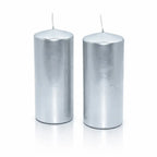 Un lot de deux bougies piliers métallisées argentées, de forme cylindrique, présentées debout sur un fond blanc avec un reflet à leur base.