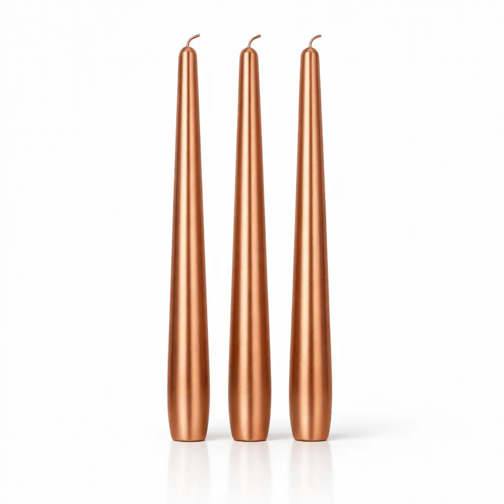 Un lot de trois bougies flambeaux métallisées couleur cuivre, de forme effilée et élégante, présentées debout sur un fond blanc avec un léger reflet à leur base.