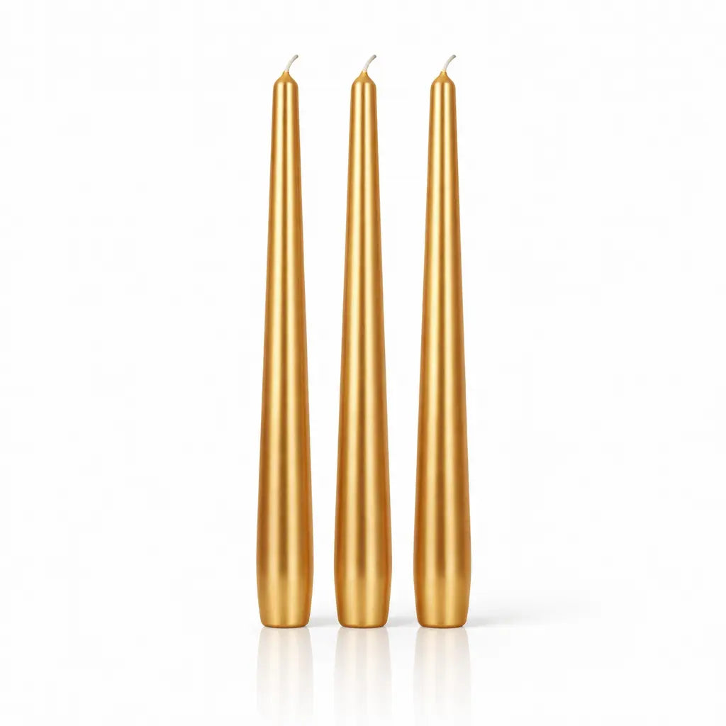 Un lot de trois bougies flambeaux métallisées dorées, de forme effilée et élégante, présentées debout sur un fond blanc avec un léger reflet à leur base.