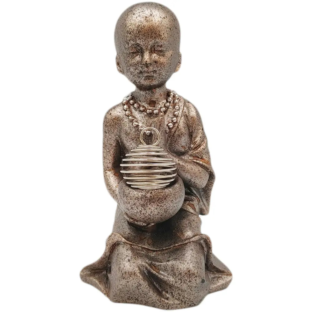 Cage spirale argentée 20mm forme boule ressort en métal tenue par une statuette de moine.