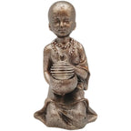 Cage spirale argentée 20mm forme boule ressort en métal tenue par une statuette de moine.