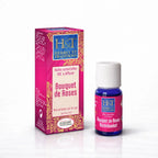 Un flacon et son emballage de la synergie d'huiles essentielles "Bouquet de Roses" (Bio) de la marque Herbes & Traditions, certifiés Ecocert et présentés dans un design rose fleuri sur fond blanc.