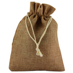 Bourse en toile de jute marron clair, fermeture par cordon.