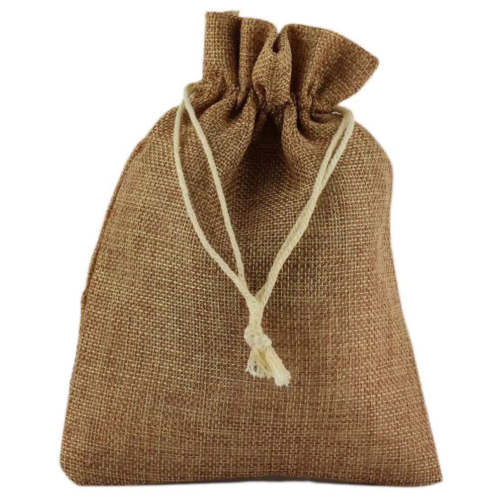 Bourse en toile de jute marron clair, fermeture par cordon.