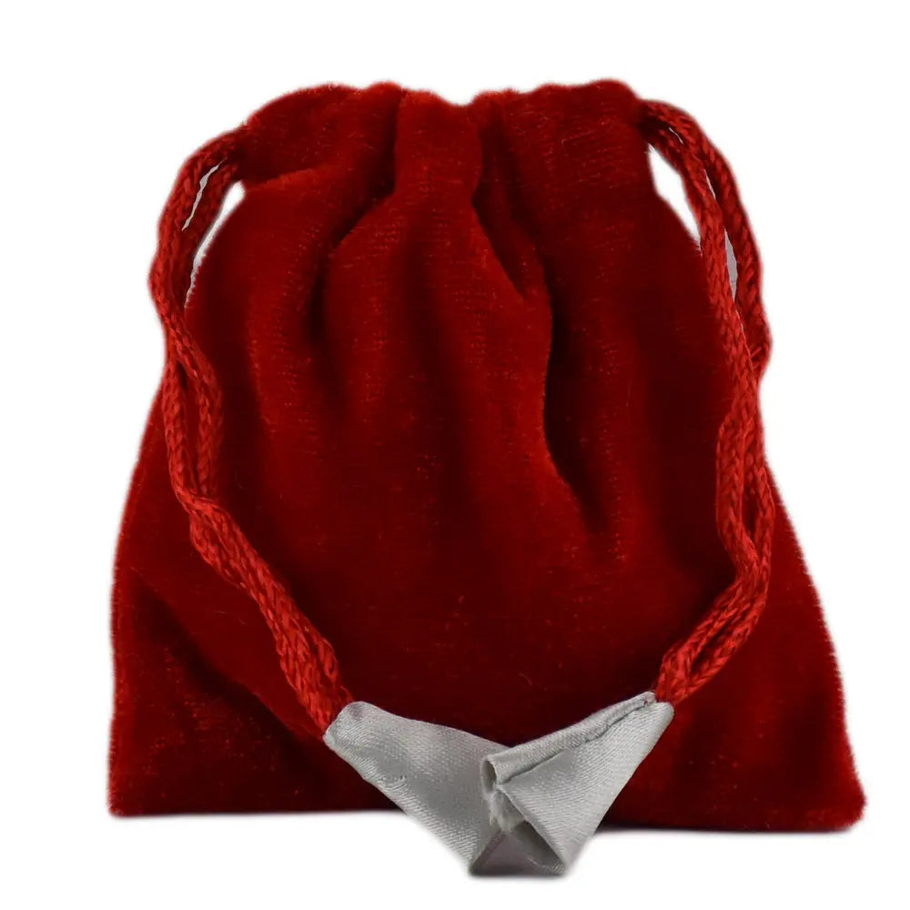 Petite bourse en velours rouge avec cordons de serrage et embouts satinés.