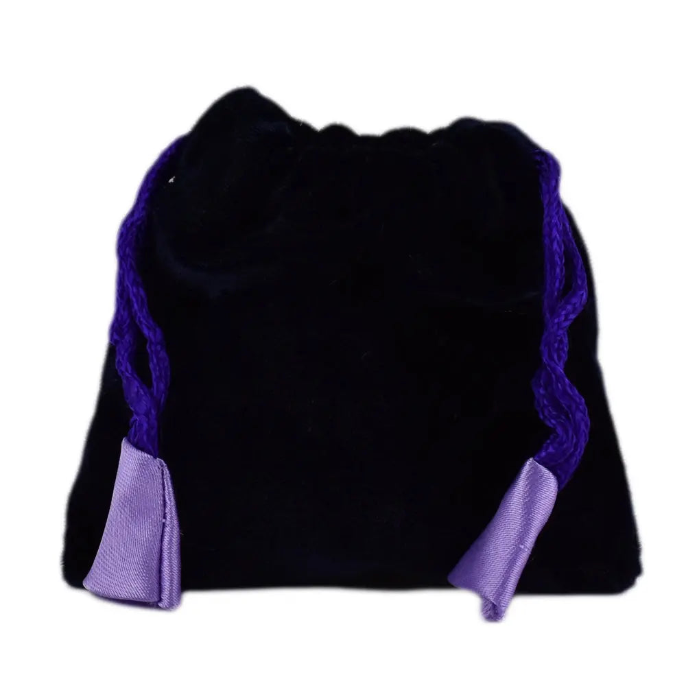 Petite bourse en velours noir avec cordons violets et embouts satinés mauves.