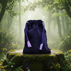 Bourse de velours Violet - 15x12 cm posée sur une souche pour ranger des améthystes.