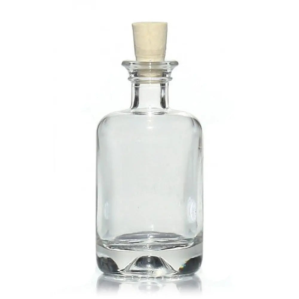 Une petite bouteille en verre transparent de type apothicaire avec un bouchon en liège, idéale pour contenir des élixirs ou des potions, présentée sur un fond blanc.