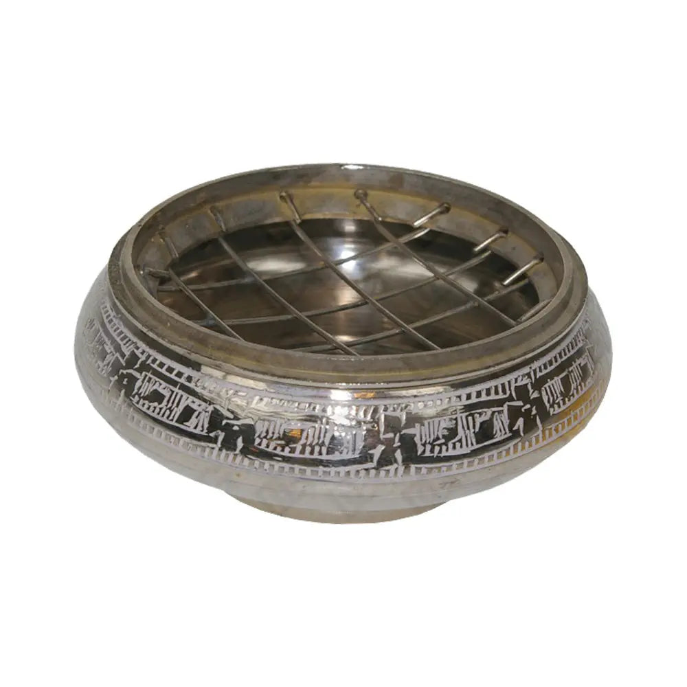 Brûle-encens coupe en métal argenté avec grille, décor gravé en frise de silhouettes, présenté sur fond blanc.