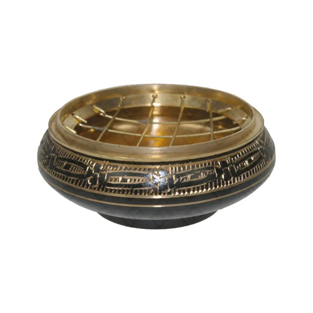 Brûle-encens bas en métal noir et doré, décor gravé sur le côté, grille dorée au-dessus, coupe ronde sur socle, sur fond blanc.