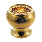 Brûle-encens en laiton doré sur base, bol gravé avec surface lisse, ouverture avec grille croisée, éclairage studio, fond blanc.
