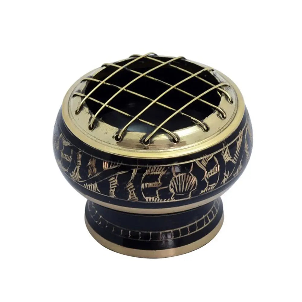 Brûle-encens en métal noir et doré avec grille supérieure croisée et motifs gravés sur la bague, posé sur fond blanc.