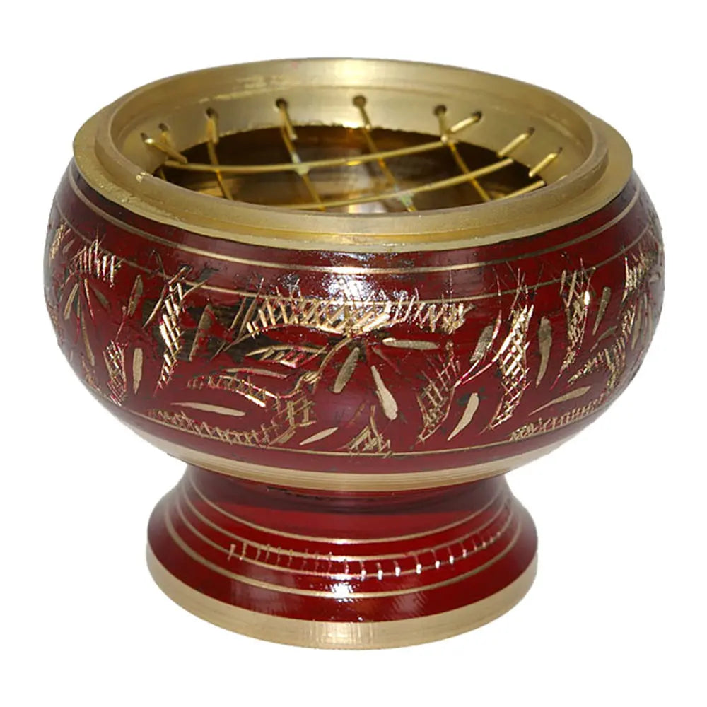 Encensoir en métal rouge et or sur base, motifs gravés sur le pourtour, grille supérieure croisée, liserés dorés sur le socle, vue studio sur fond blanc.