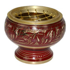 Encensoir en métal rouge et or sur base, motifs gravés sur le pourtour, grille supérieure croisée, liserés dorés sur le socle, vue studio sur fond blanc.