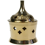 Encensoir avec couvercle conique en laiton doré, motifs gravés sur la bague supérieure, perforations en croix, forme tour sur socle, fond blanc.