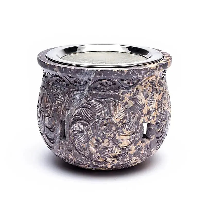Brûle-encens en stéatite marbrée gris et beige, motifs floraux sculptés, tamis métallique intégré sur le dessus, fond blanc.