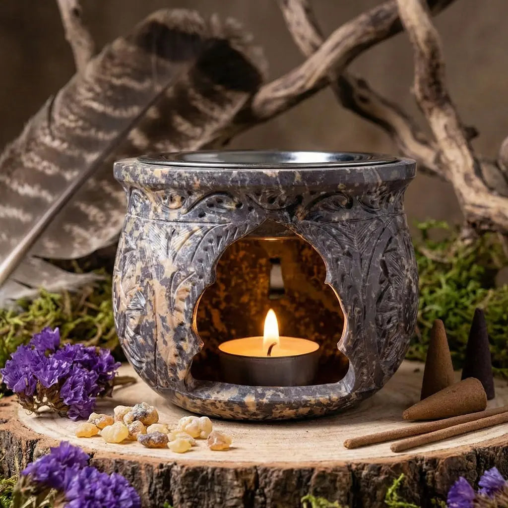 Brûleur à Huile, Résines et Encens en stéatite - Grand Modèle sculpté, gris et massif, avec bougie allumée.