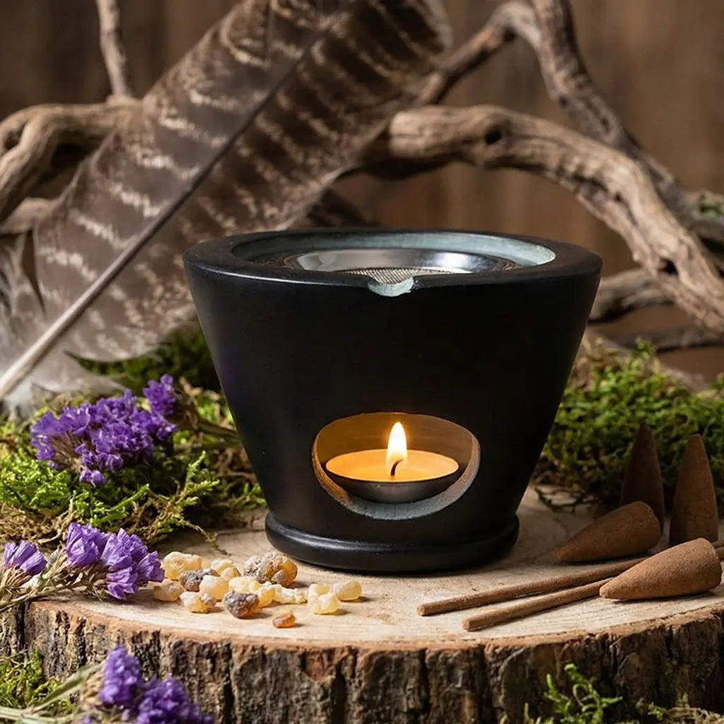 Brûle Encens, Résines et Plantes en stéatite Tamis - Noir posé sur une table pour une fumigation douce sans charbon.